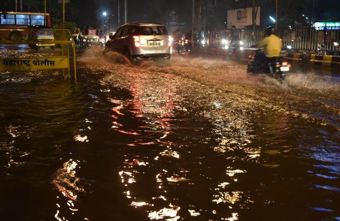 The first rain in Nagpur was submerged | नागपुरात पहिल्याच पावसात पाणी तुंबले The first rain in Nagpur was submerged | नागपुरात पहिल्याच पावसात पाणी तुंबले