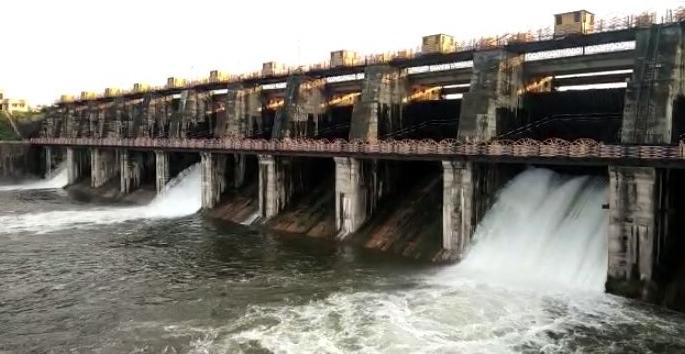 The Arunavati project was 98 percent full, 3 gates of the dam opened by 10 cm | अरुणावती प्रकल्प ९८ टक्के भरला , धरणाचे ३ दरवाजे १० सेंटिमीटरने उघडले The Arunavati project was 98 percent full, 3 gates of the dam opened by 10 cm | अरुणावती प्रकल्प ९८ टक्के भरला , धरणाचे ३ दरवाजे १० सेंटिमीटरने उघडले