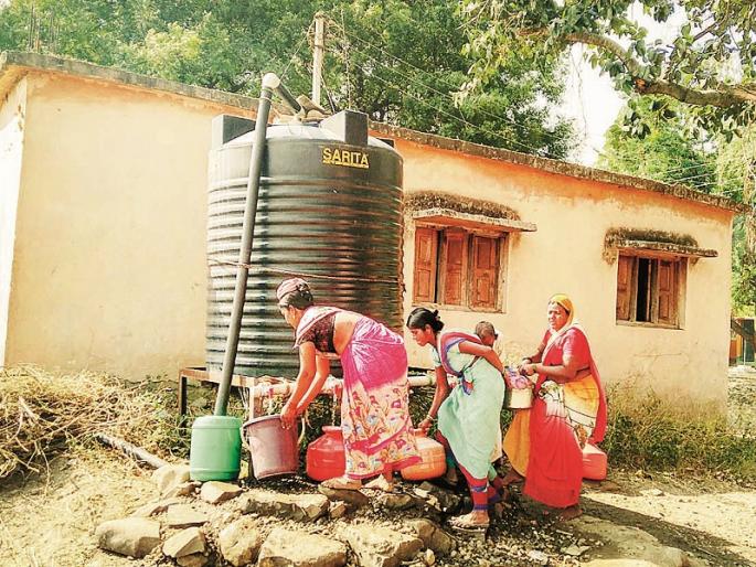 Drought in Marathwada: For the 12 months Takalwadi's People in Gangakhed taluka, depend on the acquisition of water | Drought In Marathwada : गंगाखेड तालुक्यातील टाकळवाडीची बाराही महिने भिस्त अधिग्रहणाच्या पाण्यावर Drought in Marathwada: For the 12 months Takalwadi's People in Gangakhed taluka, depend on the acquisition of water | Drought In Marathwada : गंगाखेड तालुक्यातील टाकळवाडीची बाराही महिने भिस्त अधिग्रहणाच्या पाण्यावर
