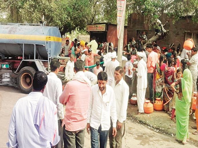 Drought in Maharashtra: Tanker for twelve months in Asloli village of Dharur taluka | Drought In Maharashtra : धारूर तालुक्यातील आसोल्याच्या डोक्यावर बाराही महिने घागर 