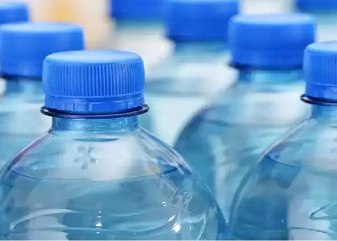 A five rupee bottle sells for 20 rupees; Unauthorized sale in Wardha | ठंडा है पर गंदा है; पाच रुपयांची पाणी बाटली २० रुपयांमध्ये! विनापरवानगी सर्रास विक्री A five rupee bottle sells for 20 rupees; Unauthorized sale in Wardha | ठंडा है पर गंदा है; पाच रुपयांची पाणी बाटली २० रुपयांमध्ये! विनापरवानगी सर्रास विक्री