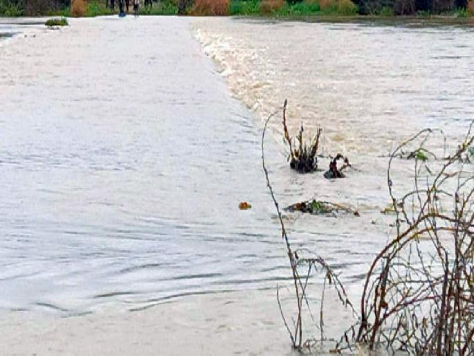 bag containing three lakh rupees attached to the two-wheeler swept away in water | ..अन् डोळ्यादेखत तीन लाखांची बॅग पाण्यात वाहून गेली bag containing three lakh rupees attached to the two-wheeler swept away in water | ..अन् डोळ्यादेखत तीन लाखांची बॅग पाण्यात वाहून गेली