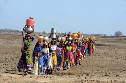 Washim: villagers aggressive on water scarity issue | वाशिम : पाणीटंचाई निवारणासाठी चौसाळ्याचे ग्रामस्थ आक्रमक Washim: villagers aggressive on water scarity issue | वाशिम : पाणीटंचाई निवारणासाठी चौसाळ्याचे ग्रामस्थ आक्रमक