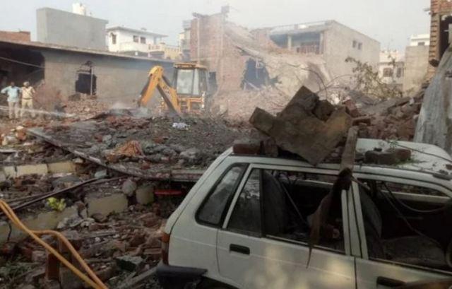 fire-crackers factory in Batala of Gurdaspur district where a fire broke out yesterday. 23 people died | पंजाबमधील बाटला शहर भीषण स्फोटाने हादरलं; 23 जणांचा मृत्यू, मृतांचा आकडा वाढण्याची भीती fire-crackers factory in Batala of Gurdaspur district where a fire broke out yesterday. 23 people died | पंजाबमधील बाटला शहर भीषण स्फोटाने हादरलं; 23 जणांचा मृत्यू, मृतांचा आकडा वाढण्याची भीती