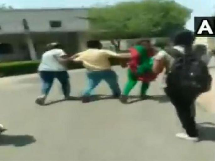 Watch girl students beating up professor for allegedly sending obscene messages in Patiala | VIDEO : मुलींना अश्लील मेसेज पाठवणाऱ्या प्राध्यापकाची विद्यार्थ्यांनी केली धुलाई Watch girl students beating up professor for allegedly sending obscene messages in Patiala | VIDEO : मुलींना अश्लील मेसेज पाठवणाऱ्या प्राध्यापकाची विद्यार्थ्यांनी केली धुलाई