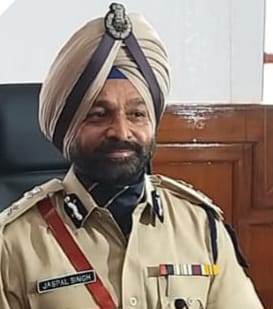 Attack on DGPs There is widespread anger as police officers are pressured to demolish the house | डीजीपींवर घणाघात; घर पाडण्यासाठी पोलीस अधिकाऱ्यांवर दबाव आणल्याने सर्वत्र संताप Attack on DGPs There is widespread anger as police officers are pressured to demolish the house | डीजीपींवर घणाघात; घर पाडण्यासाठी पोलीस अधिकाऱ्यांवर दबाव आणल्याने सर्वत्र संताप