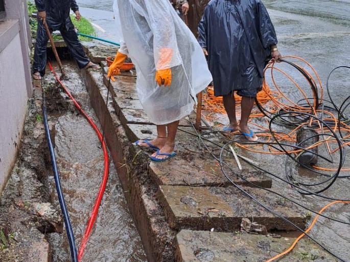 Interruption of internet cables in sewers in Smart Panaj Pre monsoon works turned out to be a flop | स्मार्ट पणजीतील गटारांमध्ये इंटरनेट केबल्सचे अडथळे; मॉन्सूनपूर्व कामे ठरली फ्लॉप Interruption of internet cables in sewers in Smart Panaj Pre monsoon works turned out to be a flop | स्मार्ट पणजीतील गटारांमध्ये इंटरनेट केबल्सचे अडथळे; मॉन्सूनपूर्व कामे ठरली फ्लॉप