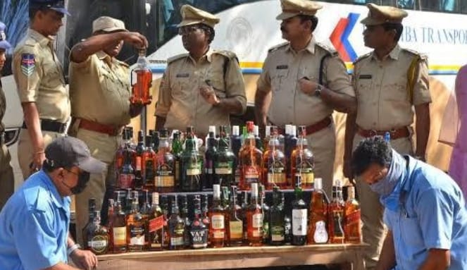 liquor smuggling in kadamba corporation panaji hyderabad bus | कदंब महामंडळाच्या पणजी-हैदराबाद बसमधून दारुची तस्करी; दोन चालक निलंबित liquor smuggling in kadamba corporation panaji hyderabad bus | कदंब महामंडळाच्या पणजी-हैदराबाद बसमधून दारुची तस्करी; दोन चालक निलंबित
