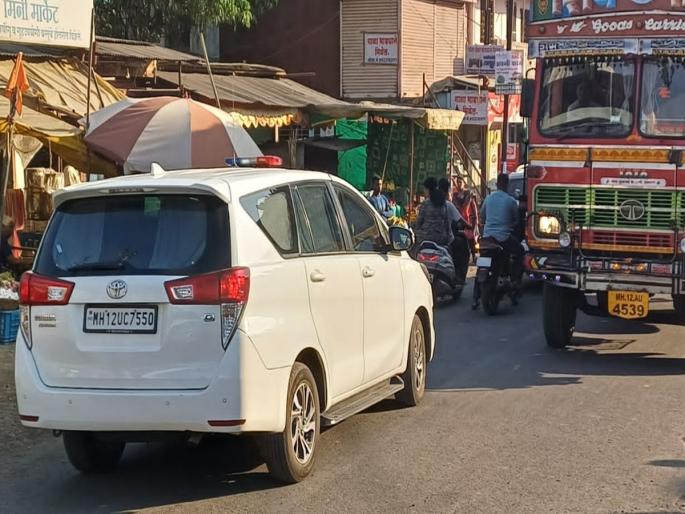 Pune Police Superintendent's car took half an hour to get out of the jam; But common people suffer everyday | पुणे पोलिस अधीक्षकांच्या गाडीला कोंडीतून निघायला लागला अर्धा तास; सामान्यांना मात्र रोजचा त्रास Pune Police Superintendent's car took half an hour to get out of the jam; But common people suffer everyday | पुणे पोलिस अधीक्षकांच्या गाडीला कोंडीतून निघायला लागला अर्धा तास; सामान्यांना मात्र रोजचा त्रास