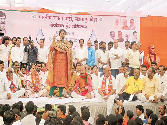 Uddhav Thackeray praises Pankaja Munde | पंकजा मुंडेंकडून उद्धव ठाकरे यांचे कौतुक Uddhav Thackeray praises Pankaja Munde | पंकजा मुंडेंकडून उद्धव ठाकरे यांचे कौतुक