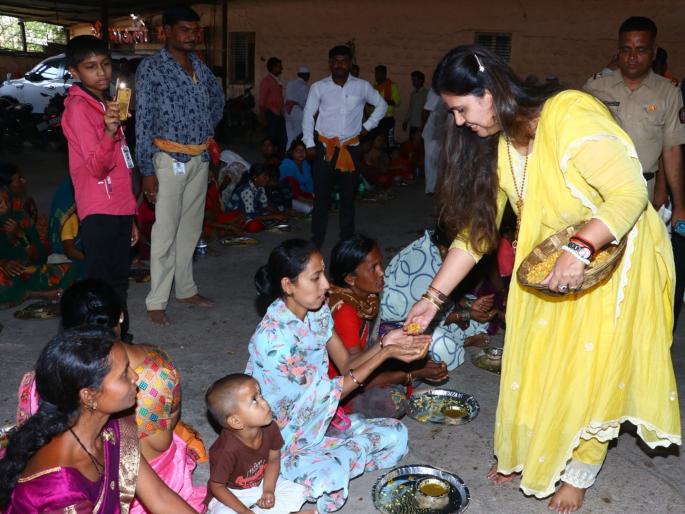 where are you Stay home! Tai, bappa are coming to you; Candidates focus on meeting in Beed | कुठे आहात? घरीच थांबा! ताई, बप्पा येताहेत; बीडमध्ये उमेदवारांचा गाठीभेटीवर भर where are you Stay home! Tai, bappa are coming to you; Candidates focus on meeting in Beed | कुठे आहात? घरीच थांबा! ताई, बप्पा येताहेत; बीडमध्ये उमेदवारांचा गाठीभेटीवर भर