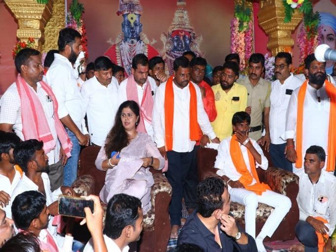 Pankaja Munde Manoj Jarange on the same platform in Beed | बीडमध्ये पंकजा मुंडे, मनोज जरांगे एकाच व्यासपीठावर; दोघांचाही एकमेकांना नमस्कार Pankaja Munde Manoj Jarange on the same platform in Beed | बीडमध्ये पंकजा मुंडे, मनोज जरांगे एकाच व्यासपीठावर; दोघांचाही एकमेकांना नमस्कार