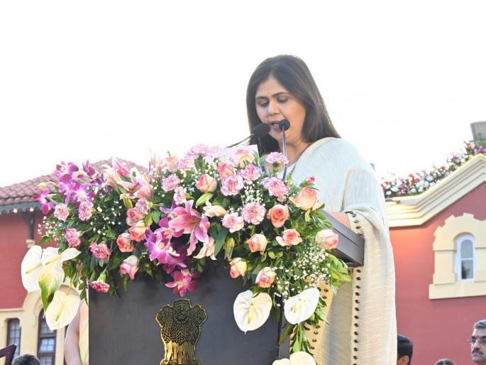 pankaja munde comeback as a minister after many ups and downs got ministerial berth after two defeats | अनेक चढउतारांनंतर पंकजा मुंडेंचे कमबॅक; दोन पराभवांनंतर मिळाले मंत्रिपद