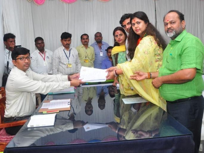 Maharashtra Election 2019 : Pankaja Munde filed his nomination from Parli | Maharashtra Election 2019 : पंकजा मुंडे यांचा परळीमधून उमेदवारी अर्ज दाखल Maharashtra Election 2019 : Pankaja Munde filed his nomination from Parli | Maharashtra Election 2019 : पंकजा मुंडे यांचा परळीमधून उमेदवारी अर्ज दाखल