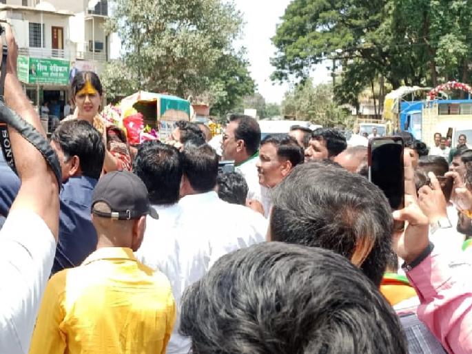 Shivshakti Parikrama Yatra: Huge crowd to welcome Pankaja Mundhe in Phaltan, Thieves stole 15 tola jewels | शिवशक्ती परिक्रमा यात्रा: पंकजा मुंढेंच्या स्वागताला फलटणमध्ये मोठी गर्दी, चोरट्यांनी पंधरा तोळ्याचे दागिने लांबविले Shivshakti Parikrama Yatra: Huge crowd to welcome Pankaja Mundhe in Phaltan, Thieves stole 15 tola jewels | शिवशक्ती परिक्रमा यात्रा: पंकजा मुंढेंच्या स्वागताला फलटणमध्ये मोठी गर्दी, चोरट्यांनी पंधरा तोळ्याचे दागिने लांबविले
