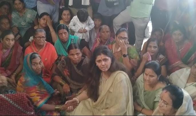 "Don't mind defeat, I will make up for it..." Pankaja Munde | "पराभव मनाला लावून घेऊ नका, त्याची भरपाई करु...", पंकजा मुंडेंनी सचिनच्या कुटुंबियांना दिला धीर "Don't mind defeat, I will make up for it..." Pankaja Munde | "पराभव मनाला लावून घेऊ नका, त्याची भरपाई करु...", पंकजा मुंडेंनी सचिनच्या कुटुंबियांना दिला धीर