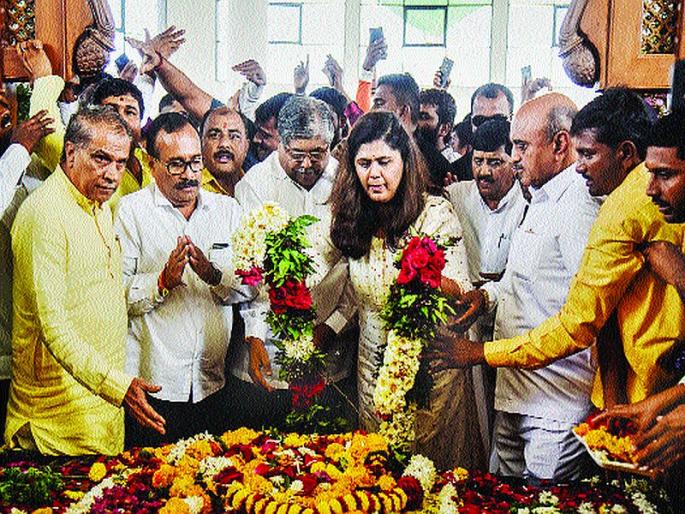 Thousands of activists were crowded since morning to appearance the tomb of Gopinath Munde | मुंडे समर्थकांची मांदियाळी; समाधीस्थळाचे घेतले दर्शन Thousands of activists were crowded since morning to appearance the tomb of Gopinath Munde | मुंडे समर्थकांची मांदियाळी; समाधीस्थळाचे घेतले दर्शन