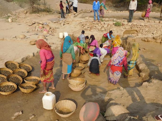 After seven days of continuous hard work, precious gems were found in her hands, and the fortune of the laboring woman brightened. | सात दिवस अविरत उपसले कष्ट, तेव्हा हाती लागली मौल्यवान रत्नं, मजूर महिलेचं नशीब उजळलं 