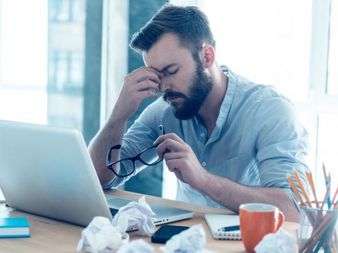 Way to handle panic attack at work place, Know the symptoms of panic attack | ऑफिसमध्ये पॅनिक अटॅक आला तर कसा कराल कंट्रोल? जाणून घ्या पॅनिक अटॅकची लक्षणे... Way to handle panic attack at work place, Know the symptoms of panic attack | ऑफिसमध्ये पॅनिक अटॅक आला तर कसा कराल कंट्रोल? जाणून घ्या पॅनिक अटॅकची लक्षणे...