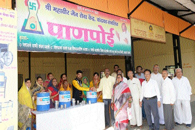 Panpai on behalf of Mahavir Jain Seva Kendra at Chandwad Bus Station | चांदवड बसस्थानकावर महावीर जैन सेवा केंद्राचे वतीने पाणपोई