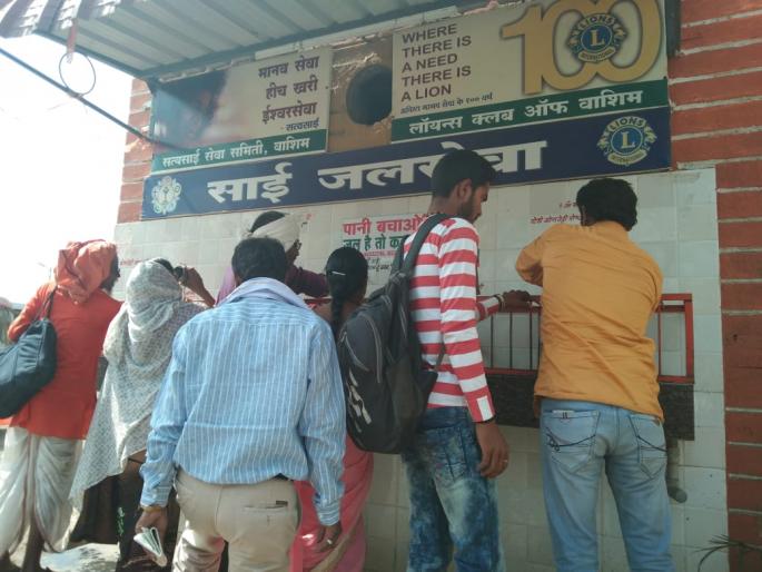 Water facility for passengers on the Washim bus stand | वाशिम बसस्थानकावर प्रवाशांसाठी सत्य साई संघटनेच्यावतिने पाणपोई Water facility for passengers on the Washim bus stand | वाशिम बसस्थानकावर प्रवाशांसाठी सत्य साई संघटनेच्यावतिने पाणपोई