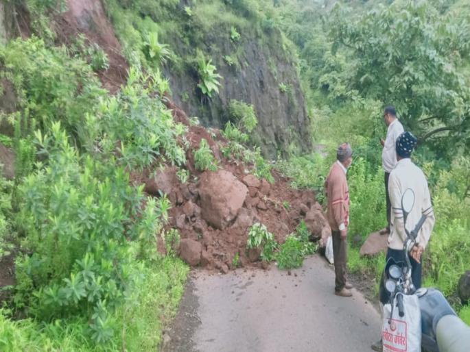 A crack fell in the road at Kadwe Khindi Welhe Panshet road closed | कादवे खिंडीवरिल रस्त्यात दरड कोसळली; वेल्हे पानशेत रस्ता बंद A crack fell in the road at Kadwe Khindi Welhe Panshet road closed | कादवे खिंडीवरिल रस्त्यात दरड कोसळली; वेल्हे पानशेत रस्ता बंद