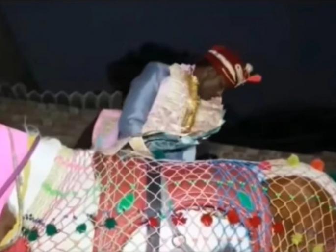 groom pant torn while climbing ghodi or hours funny video goes viral | अरेरे! घोडी चढण्यापुर्वी झाली नवऱ्याची अशी अवस्था की वऱ्हाडी पोट धरुन हसत सुटले groom pant torn while climbing ghodi or hours funny video goes viral | अरेरे! घोडी चढण्यापुर्वी झाली नवऱ्याची अशी अवस्था की वऱ्हाडी पोट धरुन हसत सुटले
