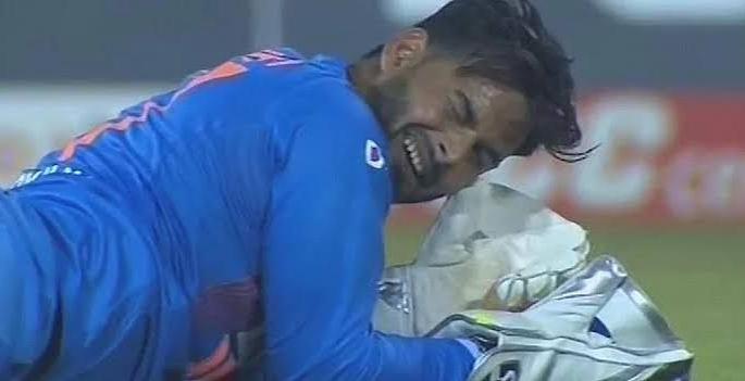 Rishabh Pant dropped catch in 2nd t-20 match And Virat Kohli backing him; Watch the video | रिषभ पंतकडून सुटला झेल, तरीही कोहलीचं जडलंय त्याच्यावरच प्रेम; पाहा व्हिडीओ