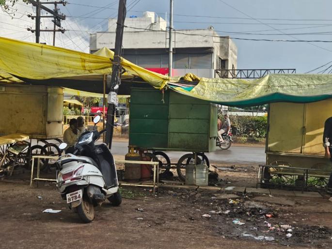 As soon as the action against gutkha sellers starts, hundreds of shops in Latur district are locked | गुटखा विक्रेत्यांवर कारवाई सुरू होताच लातूर जिल्ह्यातील शेकडो पानटपऱ्यांना कुलूप As soon as the action against gutkha sellers starts, hundreds of shops in Latur district are locked | गुटखा विक्रेत्यांवर कारवाई सुरू होताच लातूर जिल्ह्यातील शेकडो पानटपऱ्यांना कुलूप