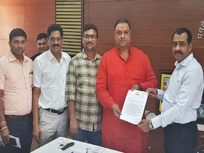 In the throats of the reserved ground for educational institutions of the playground | क्रीडांगणाचे राखीव भूखंड शिक्षण संस्थांच्या घशात