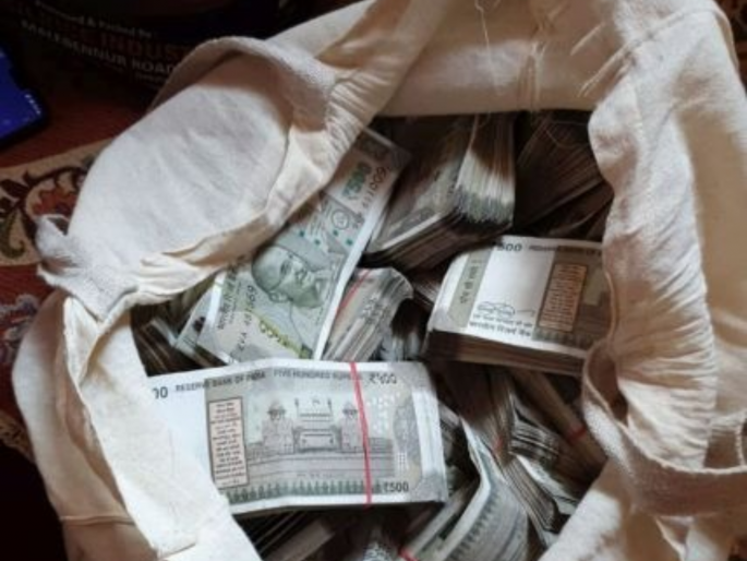 Panvel Crime News: Six lakh cash seized at Palaspe check post | Panvel Crime News: पळस्पे चेक पोस्ट नाक्यावर सहा लाखाची रोकड जप्त Panvel Crime News: Six lakh cash seized at Palaspe check post | Panvel Crime News: पळस्पे चेक पोस्ट नाक्यावर सहा लाखाची रोकड जप्त