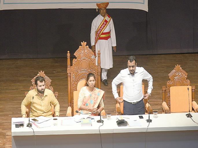 The topic of the Haidosa of Mokat dogs was heard in the General Assembly | महासभेत गाजला मोकाट कुत्र्यांच्या हैदोसाचा विषय The topic of the Haidosa of Mokat dogs was heard in the General Assembly | महासभेत गाजला मोकाट कुत्र्यांच्या हैदोसाचा विषय