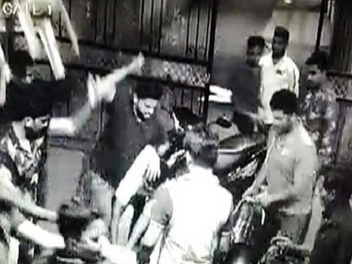 VIDEO: BJP corporator's attack on MNS worker | VIDEO : भाजपा नगरसेवकाचा मनसे कार्यकर्त्यावर जीवघेणा हल्ला VIDEO: BJP corporator's attack on MNS worker | VIDEO : भाजपा नगरसेवकाचा मनसे कार्यकर्त्यावर जीवघेणा हल्ला