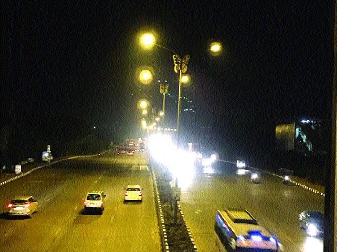 Sion-Panvel highway to prepare for FIFA | ‘फिफा’च्या तयारीसाठी उजळला सायन-पनवेल महामार्ग Sion-Panvel highway to prepare for FIFA | ‘फिफा’च्या तयारीसाठी उजळला सायन-पनवेल महामार्ग