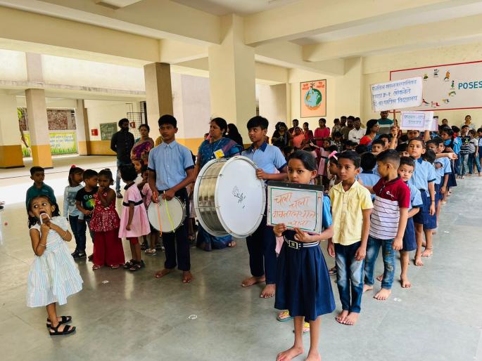 Panvel municipal school students are welcomed with the sound of drums | पनवेल मनपा शालेय विद्यार्थ्यांचे ढोलताशांच्या गजरात स्वागत Panvel municipal school students are welcomed with the sound of drums | पनवेल मनपा शालेय विद्यार्थ्यांचे ढोलताशांच्या गजरात स्वागत
