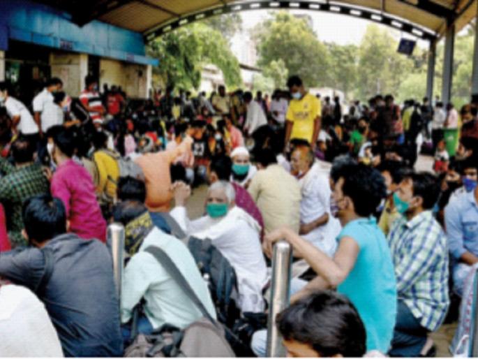 The fuss of social distance at Panvel railway station | Panvel railway station : पनवेल रेल्वे स्थानकांत सोशल डिस्टन्सिंगचा फज्जा The fuss of social distance at Panvel railway station | Panvel railway station : पनवेल रेल्वे स्थानकांत सोशल डिस्टन्सिंगचा फज्जा
