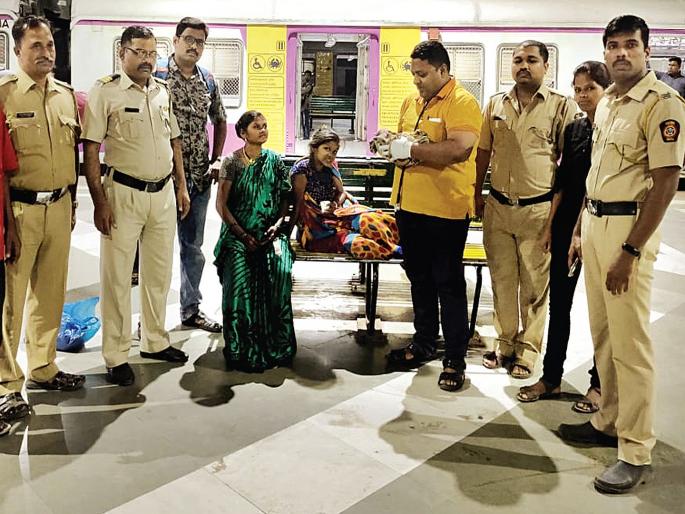 A woman was born at Panvel Railway Station | पनवेल रेल्वे स्थानकावर झाली महिलेची प्रसूती A woman was born at Panvel Railway Station | पनवेल रेल्वे स्थानकावर झाली महिलेची प्रसूती