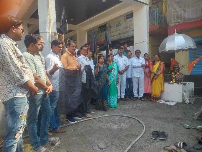 CIDCO project victims protest CIDCO by showing black flags; CIDCO foundation day celebrated as black day | काळे झेंडे दाखवुन सिडको प्रकल्पग्रस्तांनी केला सिडकोचा निषेध;सिडकोचा स्थापना दिवस काळा दिवस साजरा CIDCO project victims protest CIDCO by showing black flags; CIDCO foundation day celebrated as black day | काळे झेंडे दाखवुन सिडको प्रकल्पग्रस्तांनी केला सिडकोचा निषेध;सिडकोचा स्थापना दिवस काळा दिवस साजरा