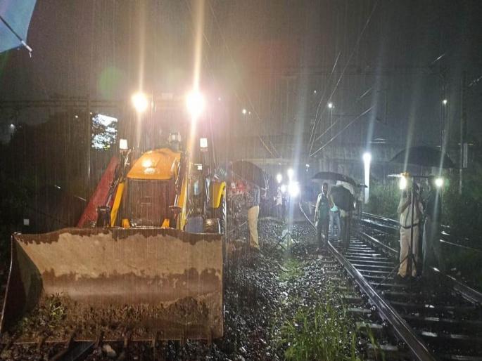 Passengers trapped in train cars, robbed by rickshaw-taxi drivers | प्रवासी रेल्वे गाड्यांमध्ये अडकले, रिक्षा-टॅक्सी चालकांनी लुटले; कोणत्या गाड्या रद्द? Passengers trapped in train cars, robbed by rickshaw-taxi drivers | प्रवासी रेल्वे गाड्यांमध्ये अडकले, रिक्षा-टॅक्सी चालकांनी लुटले; कोणत्या गाड्या रद्द?