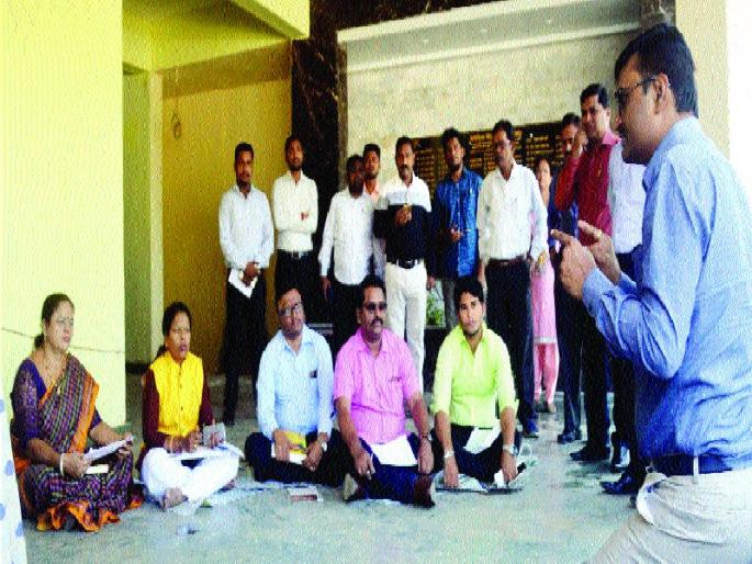 The unique movement of the Speaker in Panvel | पनवेलमध्ये सभापतींचे अनोखे आंदोलन The unique movement of the Speaker in Panvel | पनवेलमध्ये सभापतींचे अनोखे आंदोलन