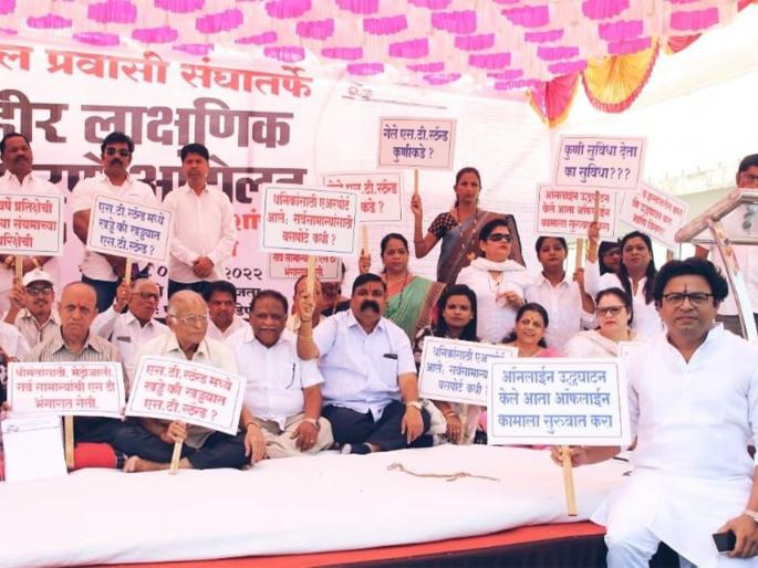 Protest for work of Panvel Bus Depot in panvel | पनवेल बस डेपोच्या रखडलेल्या कामासाठी धरणे; प्रवासी संघासोबत आंदोलनात महाविकास आघाडी एकवटली Protest for work of Panvel Bus Depot in panvel | पनवेल बस डेपोच्या रखडलेल्या कामासाठी धरणे; प्रवासी संघासोबत आंदोलनात महाविकास आघाडी एकवटली