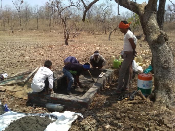 Artificial water in the forests for wild animals | मुक्या जनावरांसाठी लोकसहभागातून जंगलात बांधले कृत्रिम पाणवठे Artificial water in the forests for wild animals | मुक्या जनावरांसाठी लोकसहभागातून जंगलात बांधले कृत्रिम पाणवठे