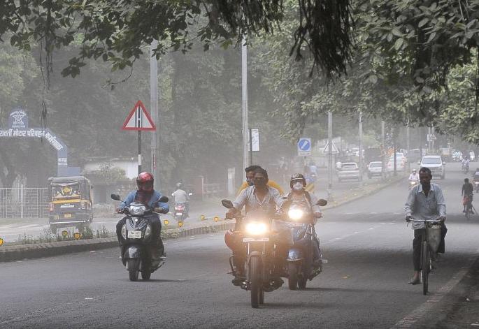 The weather was rainy but slowed down | वातावरण पावसाळी पण जाेर मंदावला