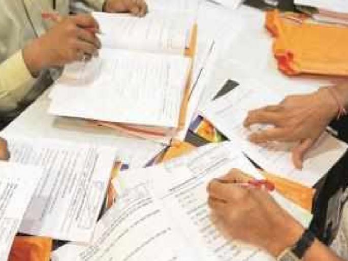 Teachers face the challenge of checking the exam results of students from primary and secondary schools from 1st to 9th standard in just five days | Sangli: पेपर तपासणीत शिक्षकांचीच परीक्षा, कमी दिवसामध्ये निकाल लावण्याचे आव्हान Teachers face the challenge of checking the exam results of students from primary and secondary schools from 1st to 9th standard in just five days | Sangli: पेपर तपासणीत शिक्षकांचीच परीक्षा, कमी दिवसामध्ये निकाल लावण्याचे आव्हान