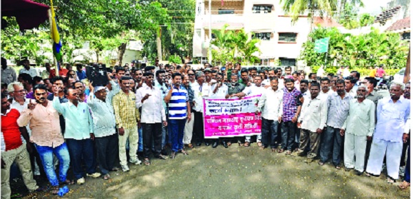 Set up an independent welfare board: Kolhapur newspaper vendors | स्वतंत्र कल्याणकारी मंडळ स्थापन करा : कोल्हापूर वृत्तपत्र विक्रेते Set up an independent welfare board: Kolhapur newspaper vendors | स्वतंत्र कल्याणकारी मंडळ स्थापन करा : कोल्हापूर वृत्तपत्र विक्रेते