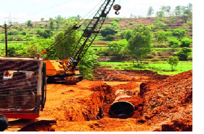 Obstacles in the way of the 'direct pipeline' | ‘थेटपाईपलाईन’च्या मार्गात अडथळेच-: बिल थकविल्याने ठेकेदाराची पाठ; वाढीव मुदत संपण्याच्या मार्गावर  Obstacles in the way of the 'direct pipeline' | ‘थेटपाईपलाईन’च्या मार्गात अडथळेच-: बिल थकविल्याने ठेकेदाराची पाठ; वाढीव मुदत संपण्याच्या मार्गावर