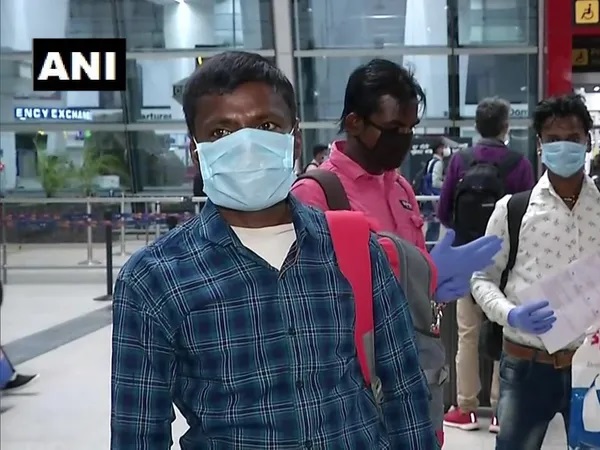 Lockdown Migrant Workers Going Bihar From Delhi Says Never Thought Will Sit In Aeroplane rkp | शेतकऱ्याच्या मनाची श्रीमंती; 10 मजुरांना विमानाने पाठवले घरी! Lockdown Migrant Workers Going Bihar From Delhi Says Never Thought Will Sit In Aeroplane rkp | शेतकऱ्याच्या मनाची श्रीमंती; 10 मजुरांना विमानाने पाठवले घरी!