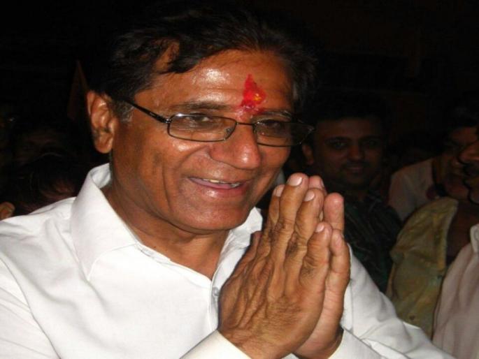 Pappu Kalani's supporters meet in front of the Ilani's house | पप्पू कलानी समर्थकांचा आयलानींच्या घरासमोर ठिय्या Pappu Kalani's supporters meet in front of the Ilani's house | पप्पू कलानी समर्थकांचा आयलानींच्या घरासमोर ठिय्या