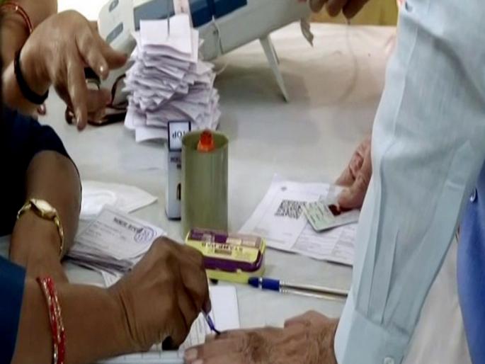 Paperless voting was held for the first time in the country's elections; Commission maximum in Bhopal | देशातील निवडणुकीत प्रथमच झाले पेपरलेस मतदान; आयोगाची भोपाळमध्ये कमाल Paperless voting was held for the first time in the country's elections; Commission maximum in Bhopal | देशातील निवडणुकीत प्रथमच झाले पेपरलेस मतदान; आयोगाची भोपाळमध्ये कमाल