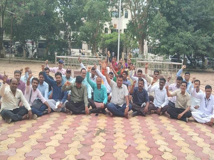 'Revenue Dept' strike demanding filling up of vacant posts; 700 employees participated in Parbhani | रिक्त पदे भरण्याची मागणी करत ‘महसूल’चे कामबंद; परभणीत ७०० कर्मचाऱ्यांचा सहभाग 'Revenue Dept' strike demanding filling up of vacant posts; 700 employees participated in Parbhani | रिक्त पदे भरण्याची मागणी करत ‘महसूल’चे कामबंद; परभणीत ७०० कर्मचाऱ्यांचा सहभाग